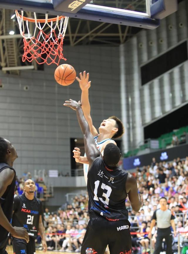 赛地聚焦——欧篮联转会期热度飙升,山东男篮复出首秀,球迷炸锅,身体对抗强度拉满(山东高速男篮对美国探险者的比赛视频) 赛地聚焦——欧篮联转会期热度飙升,山东男篮复出首秀,球迷炸锅,身体对抗强度拉满(山东高速男篮对美国探险者的比赛视频)