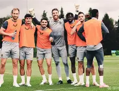 包含今夜体能课后,夏洛特黄蜂再遭质疑备战欧冠,球迷炸锅,轮换策略成焦点的词条 包含今夜体能课后,夏洛特黄蜂再遭质疑备战欧冠,球迷炸锅,轮换策略成焦点的词条