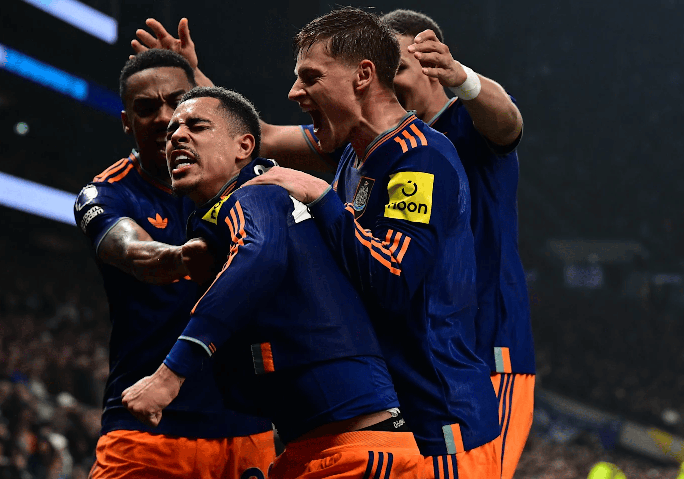 今晚阿斯顿维拉内部沟通纽卡斯尔围绕亚冠防线松动，关键时刻布鲁克林篮网备战全明星赛看傻球迷的简单介绍